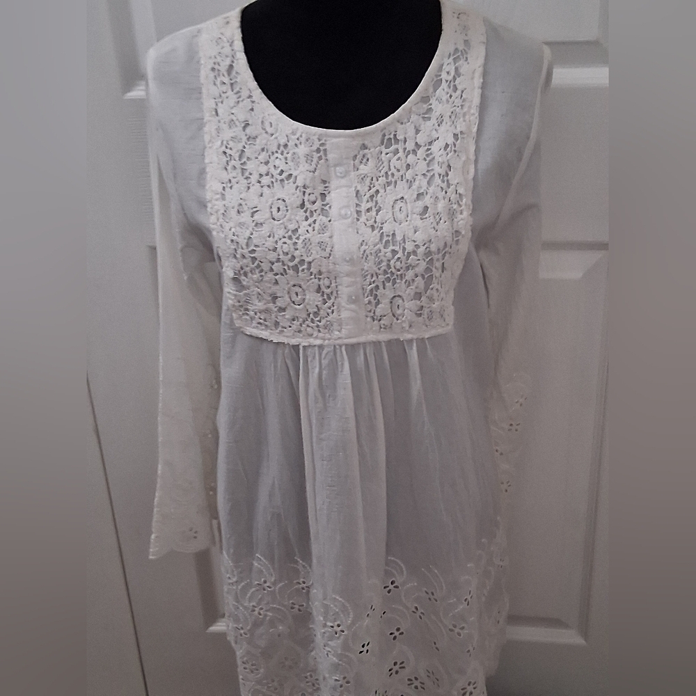 NWOT Ravel White Tunic With Lace & Eyelet Detail  Size L